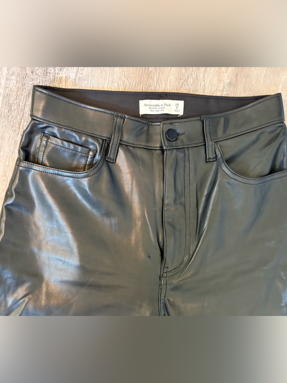 Abercrombie & Fitch High Rise 90s Relaxed Vegan Leather Pants Size 6/28 EUC - Picture 4 of 9